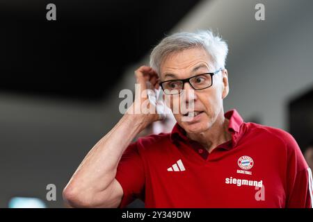 Munich, Allemagne. 12 septembre 2024. Gordon Herbert, entraîneur-chef du FC Bayern Basketball, vient à la conférence de presse d'ouverture de saison. Crédit : Lukas Barth/dpa/Alamy Live News Banque D'Images