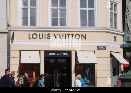 Copenhague/ Danemark/12 septembre 2024/magasin Louis vuitton et shoppers avec louis vuitton shopping bg à Copenhague.. Photo. Francis Joseph Dean/Dean images non destinées à un usage commercial Banque D'Images