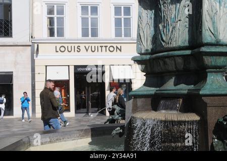 Copenhague/ Danemark/12 septembre 2024/magasin Louis vuitton et shoppers avec louis vuitton shopping bg à Copenhague.. Photo. Francis Joseph Dean/Dean images non destinées à un usage commercial Banque D'Images