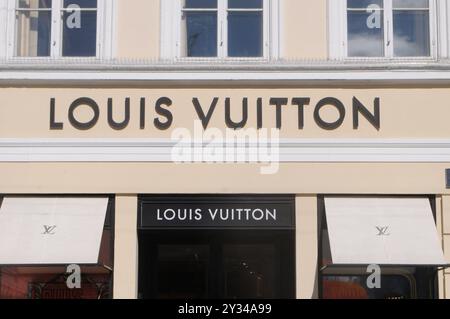 Copenhague/ Danemark/12 septembre 2024/magasin Louis vuitton et shoppers avec louis vuitton shopping bg à Copenhague.. Photo. Francis Joseph Dean/Dean images non destinées à un usage commercial Banque D'Images