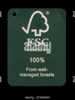 FSC - Forest Stewardship Council - logotype sur étiquette en carton vert usagé. 100 pour cent proviennent de forêts bien gérées. Gros plan photo isolé sur fond noir Banque D'Images