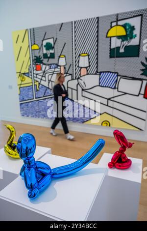 Londres, Royaume-Uni. 12 septembre 2024. Jeff Koons, Balloon Swan (jaune) ; Balloon Monkey (Bleu) ; et Balloon Rabbit (Rouge) 2017, estimation £15 000 - 20 000 avec, en arrière-plan, Roy Lichtenstein, Wallpaper with Blue Floor Interior (G. 1558, C. 260), 1992, estimation £30 000 - 50 000 - Phillips, Londres, annonce ses faits saillants des ventes aux enchères David Hockney et Evening & Day Editions. Il sera ouvert au public du 12 au 19 septembre avant les enchères des 19 et 20 septembre. Crédit : Guy Bell/Alamy Live News Banque D'Images