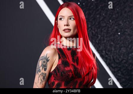 Elmont, États-Unis. 11 septembre 2024. ELMONT, NEW YORK, États-Unis - 11 SEPTEMBRE : Halsey portant du Versace vintage arrive aux MTV Video Music Awards 2024 qui se tiennent à l'UBS Arena le 11 septembre 2024 à Elmont, New York, États-Unis. (Photo de Xavier Collin/image Press Agency) crédit : image Press Agency/Alamy Live News Banque D'Images