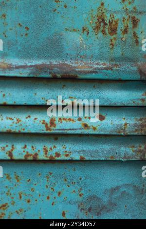 Peint sur fond bleu en métal rouillé.Métal d'érosion.Texture rouille du métal. Banque D'Images