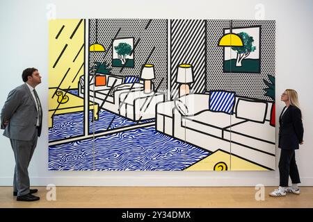 Londres, Royaume-Uni. 12 septembre 2024. Membres du personnel avec 'Wallpaper with Blue Floor Interior', 1992, par Roy Lichtenstein (est. £30 000 - 50,000) lors d'un aperçu des œuvres contemporaines à vendre dans les prochaines éditions Evening and Day Auctions Phillips à Berkeley Square. Les lots seront mis aux enchères les 19 et 20 septembre. Credit : Stephen Chung / Alamy Live News Banque D'Images