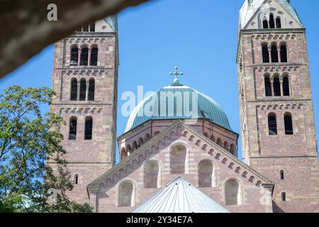 Türme des Speyerer Doms vor blauem Himmel , Deutschland, Rhénanie-Palatinat, Speyer, 12.09.2024, der Blick zeigt die beiden markanten Türme des Speyerer Doms, einem der größten romanischen Kirchengebäude Europas, vor einem klaren, blauen Himmel. Die Architektur strahlt historische Erhabenheit aus. *** Tours de la cathédrale de Spire contre un ciel bleu , Allemagne, Rhénanie-Palatinat, Spire, 12 09 2024, la vue montre les deux tours frappantes de la cathédrale de Speyer, l'une des plus grandes églises romanes d'Europe, contre un ciel bleu clair l'architecture rayonne de grandeur historique Banque D'Images