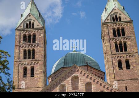 Türme des Speyerer Doms vor blauem Himmel , Deutschland, Rhénanie-Palatinat, Speyer, 12.09.2024, der Blick zeigt die beiden markanten Türme des Speyerer Doms, einem der größten romanischen Kirchengebäude Europas, vor einem klaren, blauen Himmel. Die Architektur strahlt historische Erhabenheit aus. *** Tours de la cathédrale de Spire contre un ciel bleu , Allemagne, Rhénanie-Palatinat, Spire, 12 09 2024, la vue montre les deux tours frappantes de la cathédrale de Speyer, l'une des plus grandes églises romanes d'Europe, contre un ciel bleu clair l'architecture rayonne de grandeur historique Banque D'Images