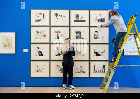 Londres, Royaume-Uni. 12 septembre 2024. Un membre du personnel et technicien avec (C) 'A Rake's Progress', 1961-63, par David Hockney (est. £200 000 - 300,000) lors d'un aperçu des œuvres en vente de David Hockney à Phillips à Berkeley Square. Les lots seront mis aux enchères le 19 septembre. Credit : Stephen Chung / Alamy Live News Banque D'Images