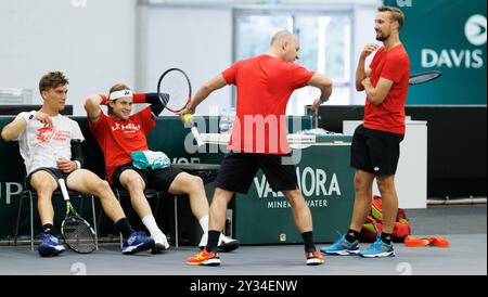 Bologne, Italie. 12 septembre 2024. Le belge Raphael Collignon, le belge Zizou Bergs, le capitaine belge Steve Darcis et l’entraîneur adjoint belge Ruben Bemelmans ont été photographiés lors d’une séance d’entraînement, en vue du deuxième match du groupe A de la phase de groupes de la finale de la Coupe Davis, jeudi 12 septembre 2024, à l’Unipol Arena, à Bologne, en Italie. BELGA PHOTO BENOIT DOPPAGNE crédit : Belga News Agency/Alamy Live News Banque D'Images