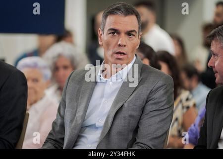 Madrid, Madrid, Espagne. 12 septembre 2024. Le premier ministre espagnol, Pedro Sanchez, est vu lors du lancement de la nouvelle campagne intitulée ''transport public, est-ce que vous obtenez?'' Visant à promouvoir l'utilisation des transports publics en Espagne. Le ministre des Transports et de la mobilité durable, Oscar Puente, a également assisté à l’événement. Cette initiative s'inscrit dans le cadre des efforts du gouvernement visant à encourager une mobilité plus durable, à réduire l'utilisation des véhicules privés, à réduire ainsi les émissions et à alléger la congestion routière dans les grandes villes. (Crédit image : © Guillermo Gutierrez Carrascal/ZUMA Press Wire) EDITORI Banque D'Images