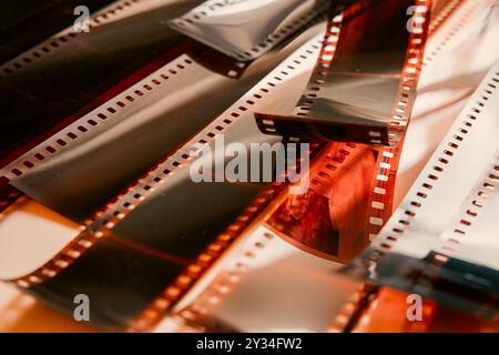Bandes découpées de film photographique couleur. Gros plan de négatifs couleur. Banque D'Images
