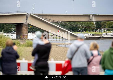 Teileinsturz der Carolabrücke in Dresde, 11.09.2024 Passanten betrachten die teilweise eingestürzte Carolabrücke vom Königsufer in Dresde, 11.09.2024 Dresde Carolabrücke Sachsen Deutschland *** effondrement partiel du pont Carola à Dresde, 11 09 2024 les passants regardent le pont Carola partiellement effondré de la Königsufer à Dresde, 11 09 2024 Pont Carola Dresde Saxe Allemagne Copyright : xiSebbyx Banque D'Images