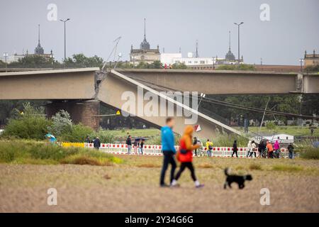 Teileinsturz der Carolabrücke in Dresde, 11.09.2024 Passanten betrachten die teilweise eingestürzte Carolabrücke vom Königsufer in Dresde, 11.09.2024 Dresde Carolabrücke Sachsen Deutschland *** effondrement partiel du pont Carola à Dresde, 11 09 2024 les passants regardent le pont Carola partiellement effondré de la Königsufer à Dresde, 11 09 2024 Pont Carola Dresde Saxe Allemagne Copyright : xiSebbyx Banque D'Images