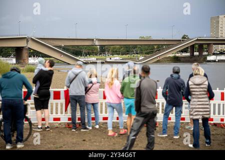 Teileinsturz der Carolabrücke in Dresde, 11.09.2024 Passanten betrachten die teilweise eingestürzte Carolabrücke vom Königsufer in Dresde, 11.09.2024 Dresde Carolabrücke Sachsen Deutschland *** effondrement partiel du pont Carola à Dresde, 11 09 2024 les passants regardent le pont Carola partiellement effondré de la Königsufer à Dresde, 11 09 2024 Pont Carola Dresde Saxe Allemagne Copyright : xiSebbyx Banque D'Images