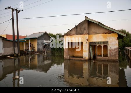 Changement climatique : village naufragé de Beting, régence de Bekasi, Java, Indonésie, Asie Banque D'Images