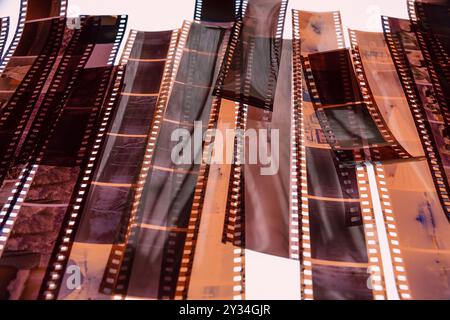 Bandes découpées de film photographique couleur. Gros plan de négatifs couleur. Banque D'Images