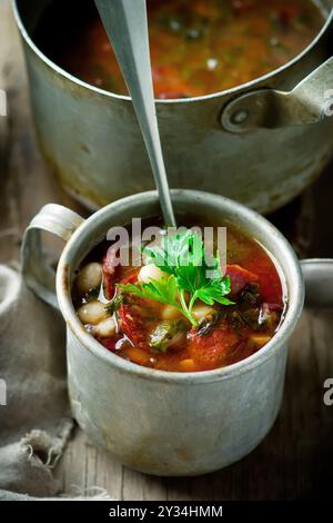 Soupe de haricots et saucisses et metal mug.. rustique de style selective focus Banque D'Images