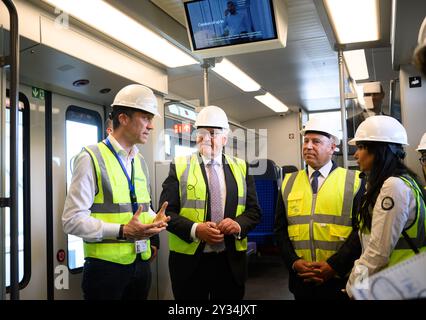 12 septembre 2024, Egypte, Kairo : le président allemand Frank-Walter Steinmeier (2ème à partir de la gauche) visite un train à New Capital Station dans la nouvelle capitale administrative de l'Egypte avec Kamel el el-Wazir (3ème à partir de la gauche), ministre égyptien de l'industrie et des Transports, et Michael Peter (à gauche), directeur général de Siemens Mobility. Au milieu du désert, à environ 50 kilomètres à l’est du Caire, le président égyptien al-Sissi fait construire une nouvelle capitale. 6,5 millions de personnes vivront ici un jour, dans une zone de la taille de Singapour. En collaboration avec des partenaires locaux, Siemens Mobility construit un réseau haut débit Banque D'Images