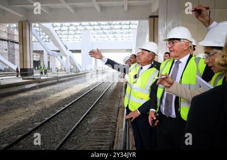 12 septembre 2024, Egypte, Kairo : le président allemand Frank-Walter Steinmeier (R) visite le chantier de construction de la nouvelle capitale dans la nouvelle capitale administrative de l'Egypte en compagnie de Kamel el el-Wazir (l), ministre égyptien de l'industrie et des Transports. Au milieu du désert, à environ 50 kilomètres à l’est du Caire, le président égyptien al-Sissi fait construire une nouvelle capitale. 6,5 millions de personnes vivront ici un jour, dans une zone de la taille de Singapour. En collaboration avec des partenaires locaux, Siemens Mobility construit un réseau à grande vitesse pour le compte du gouvernement égyptien, qui inclut la gare Banque D'Images