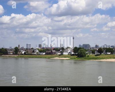 Vue sur le Rhin, avec le centre-ville historique derrière, Duesseldorf, Allemagne, Europe Banque D'Images