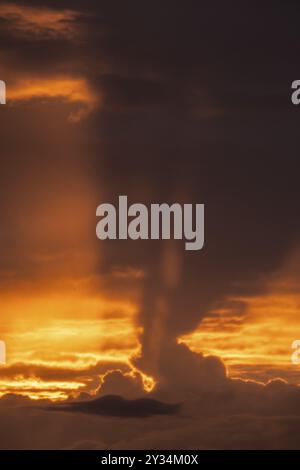 Les rayons de soleil pénètrent derrière les nuages orageux, l'ambiance lumineuse dramatique, l'Allemagne, l'Europe Banque D'Images