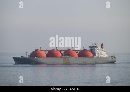 Le gaz naturel liquéfié est transporté par méthanier Arctic Voyager, long de 290 mètres et haut de 48 mètres, pavillon Bahamas, mer Baltique Banque D'Images