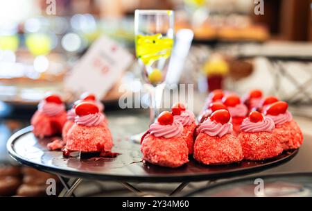 Gâteau rose à base de chapelure de biscuit mélangée à de la crème au beurre et du cognac ou du rhum. Banque D'Images