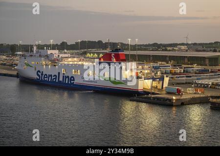 Le camion quitte Stena Line ferry, port, station balnéaire de la mer Baltique Travemuende, Baie de Luebeck, Luebeck, Schleswig-Holstein, Allemagne, Europe Banque D'Images
