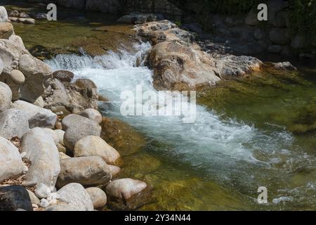L'eau claire coule sur les rochers dans une petite rivière naturelle, Piscina naturel, piscine naturelle, Garganta Jaranda, gorge de Jaranda, Jarandilla de la Vera, Cacere Banque D'Images