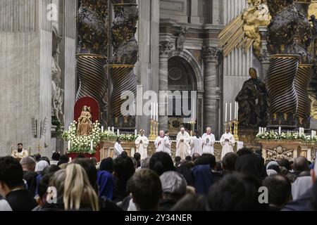 Le Pape François prie pendant la Sainte Messe dans la cathédrale Saint-Pierre en arrière-plan colonnes de la canopée par Gian Lorenzo Bernini, Cité du Vatican, Vatican, Rome, Banque D'Images