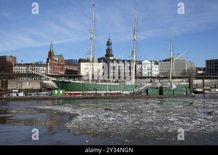 Europe, Allemagne, ville hanséatique de Hambourg, mis Pauli Landungsbruecken, port, vue sur l'Elbe au Rickmer Rickmers et au Michel, hiver, El Banque D'Images