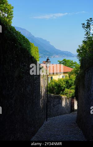 BELLAGIO, ITALIE -10 juillet 2024- vue de jour d'été de Bellagio, un village coloré sur le lac de Côme dans la province de Lecco dans la région italienne de Lombardie. Banque D'Images
