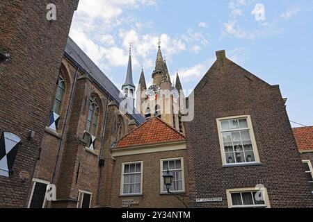 Centre historique de Delft, Musée Het Prinsenhof dans l'ancien monastère de Sint Agatha est dominé par la tour de la vieille église gothique, Oude Kerk Banque D'Images