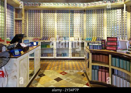 Sao Miguel, Açores, Portugal - 12.2022, magasin de la marque Comur à Ponta Delgada. Boîtes de conserve de poisson au design rétro coloré, un souvenir touristique populaire. Banque D'Images