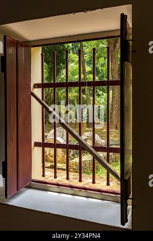 Fenêtre ouverte de l'ancienne maison coloniale avec patio et jardin dans la ville historique d'Olinda, Olinda, Pernambuco, Brésil, Amérique du Sud Banque D'Images