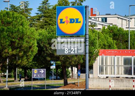 Koper, Slovénie - 25 août 2024 : magasin Lidl à Koper avec des informations sur les heures d'ouverture et de stationnement *** Lidl-filiale à Koper mit Hinweisen zu Öffnungszeiten und Parkmöglichkeiten Banque D'Images