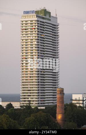 Vieux phare, Hôtel Maritim, gratte-ciel et monument de la mer Baltique spa Travemuende, Baie de Luebeck, Luebeck, Schleswig-Holstein, Allemagne, Europe Banque D'Images