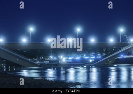 Aux premières heures du matin, une section du pont Carola s'est effondrée pour des raisons inconnues. Sur une longueur d'environ 100 mètres, la section sur wh Banque D'Images