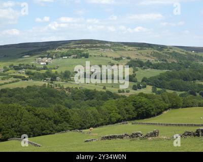 Vue panoramique sur la vallée de la calder dans le West yorkshire avec village de moueurs midgley et fermes en été Banque D'Images