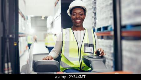 Logistique, femme noire et heureuse en chariot élévateur pour le portrait, la gestion des stocks et l'organisation de l'étagère dans l'entrepôt. Conducteur, sourire ou machine en entreposage Banque D'Images