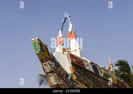 Bateau de pêche coloré à Banjul, capitale de la Gambie, Afrique de l'Ouest Banque D'Images