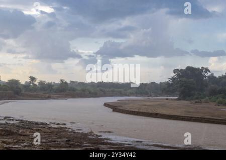 Orage sur la rivière Ewaso Ng'iro dans la savane du Parc de Samburu dans le centre du Kenya Banque D'Images