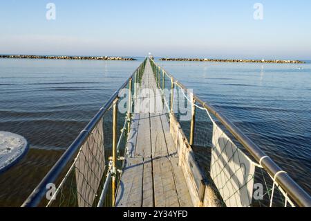 Pier en inox et bois à l'embarquement de touristes sur les bateaux de l'Igea Marina près de Rimini en Italie Banque D'Images