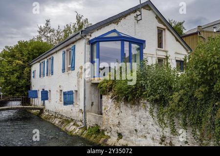 Vieille maison le long de la rivière de ton aux volets bleus dans la ville de Virton dans la province de Luxembourg en Belgique Banque D'Images