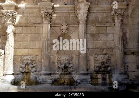 Fontaine en pierre dans la campagne sur la Crète Banque D'Images