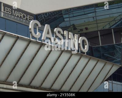 Bâtiment moderne avec panneau lumineux CASINO et façade vitrée la nuit, Cannes, mer Méditerranée, France, Europe Banque D'Images