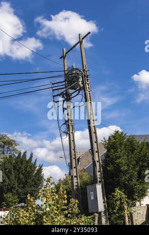 Ligne d'alimentation pôle béton fin avec des câbles tomber verticalement. Ligne d'alimentation pôle béton fin avec chutes verticales de câbles et d'un transformateur de la hauteur Banque D'Images