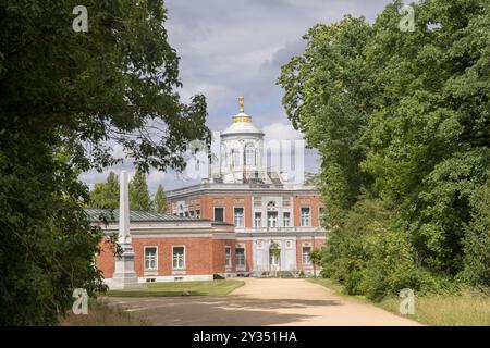 Vue entre vert sur le château de marbre dans le nouveau jardin 'Neuer' Garten Potsdam, Brandebourg, Allemagne Banque D'Images