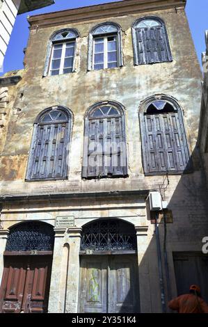 Ancienne façade avec tuiles pour casser les volets en bois pour fermer Banque D'Images