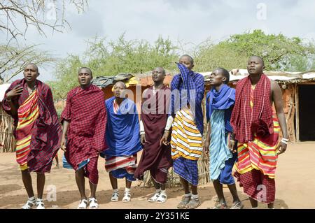 Danse des villageois dans un village de Maasai au Kenya Banque D'Images